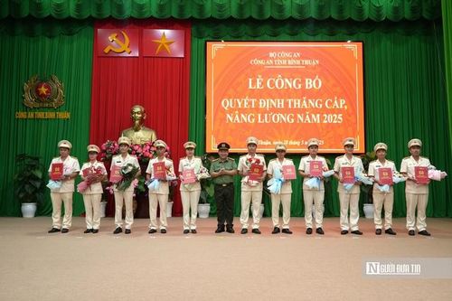 Hơn 690 cán bộ, chiến sĩ Công an Bình Thuận được thăng cấp bậc hàm và nâng bậc lương