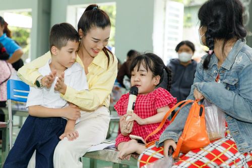 Á hậu Hoàng Oanh đưa con trai cùng đi thiện nguyện