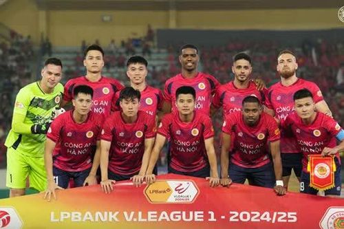CLB CAHN gây sốt với 4 cái tên góp mặt trong đội hình xuất sắc nhất Shopee Cup 2024/2025