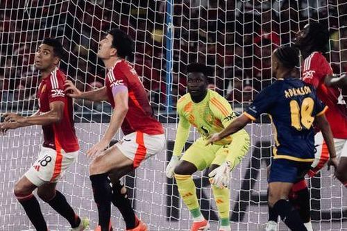 HLV Kim Sang Sik giúp ASEAN All-stars đánh bại Man United