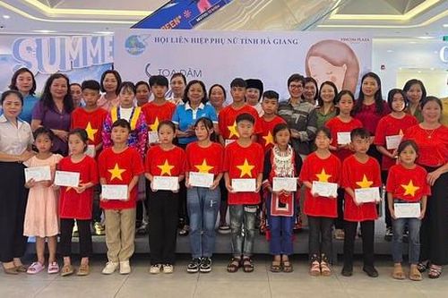 Hà Giang: Chương trình 'Mẹ đỡ đầu' lan tỏa yêu thương tới trẻ em dân tộc, khó khăn