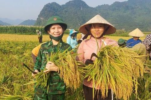 Nữ chiến sĩ biên phòng 'ngược núi' chia sẻ khó khăn với người dân biên giới