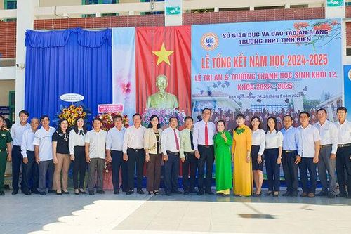 Lãnh đạo TX. Tịnh Biên dự lễ tổng kết năm học tại các điểm trường