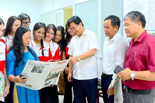 Sinh viên Trường cao đẳng Phát thanh - truyền hình II tham quan, học tập tại Báo Đồng Nai