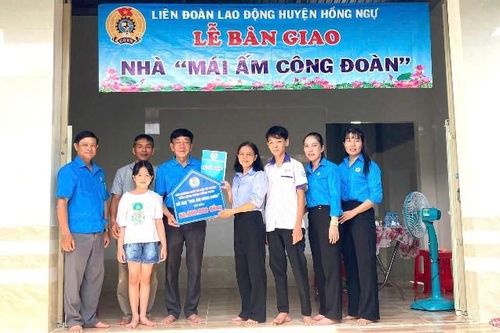 Bàn giao và khởi công nhà ở cho đoàn viên có hoàn cảnh khó khăn, người nghèo
