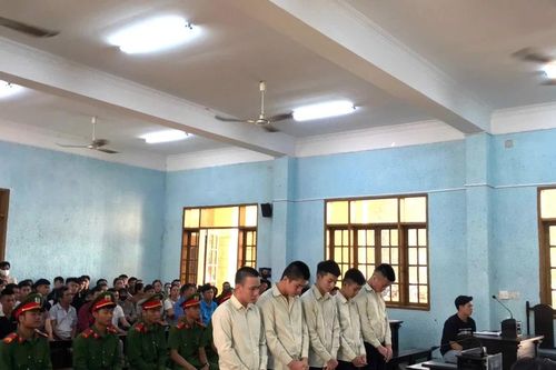 Bị xịt hơi cay, 5 đối tượng cầm dao đi chém người