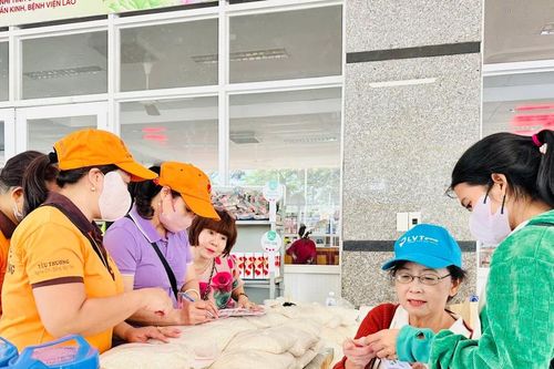 400 bệnh nhân nghèo Gia Lai mua sắm miễn phí tại 'Phiên chợ Từ tâm'