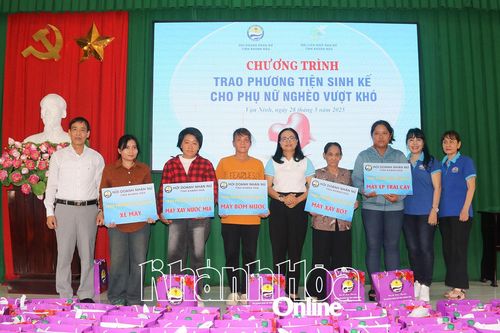 Trao phương tiện sinh kế cho phụ nữ nghèo vượt khó ở huyện Vạn Ninh