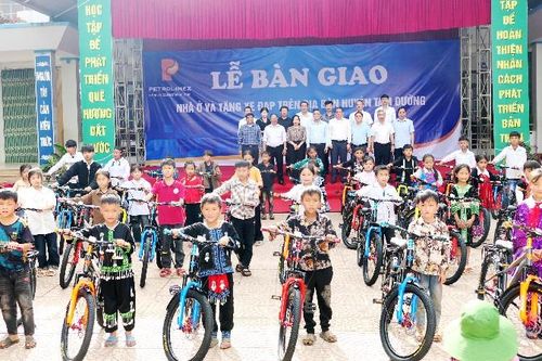 Bàn giao nhà ở cho hộ nghèo và tặng xe đạp cho học sinh khó khăn
