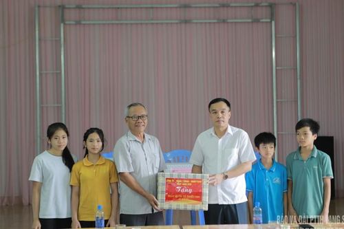 Đoàn công tác của tỉnh thăm, tặng quà trẻ em nhân ngày Quốc tế thiếu nhi 1/6