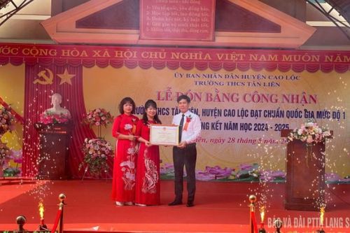 Trường THCS Tân Liên đón Bằng công nhận 'Trường đạt chuẩn quốc gia mức độ 1' và tổng kết năm học 2024 - 2025