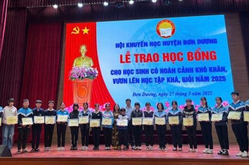 Đơn Dương: Trao học bổng cho 185 em học sinh có hoàn cảnh khó khăn