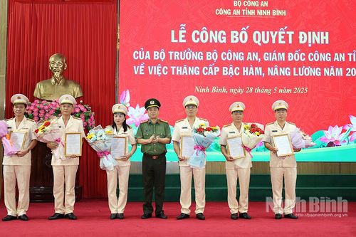 Công bố Quyết định của Bộ trưởng Bộ Công an và Giám đốc Công an tỉnh về thăng cấp bậc hàm, nâng lương năm 2025