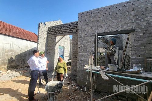 Hỗ trợ xóa nhà tạm, nhà dột nát với tinh thần 'Ai có gì giúp nấy'