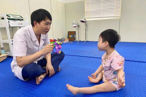 Phục hồi chức năng vận động thành công cho bé gái liệt mềm tứ chi