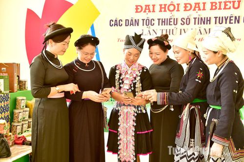 Phát triển đội ngũ cán bộ nữ: Vượt rào cản, nâng vị thế
