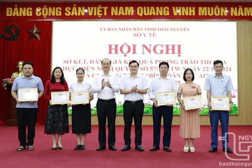 Khen thưởng 40 tập thể, cá nhân trong thực hiện Nghị quyết số 57-NQ/TW