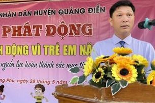 Quảng Điền: Trao 40 suất quà động viên trẻ em nghèo, có hoàn cảnh khó khăn