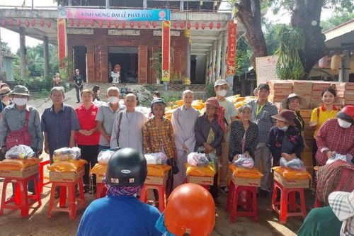 Ban Từ thiện xã hội T.Ư trao 500 phần quà đến bà con dân tộc, hộ nghèo tỉnh Bình Phước
