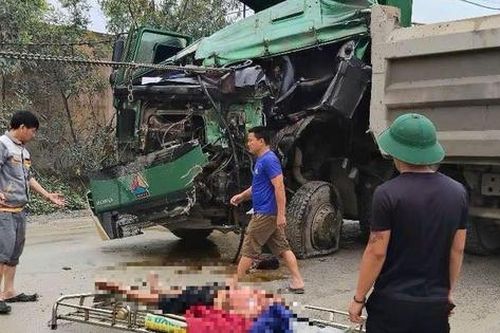 Xe tải chạy lấn làn khi vào cua gây tai nạn liên hoàn, tài xế bị thương nặng