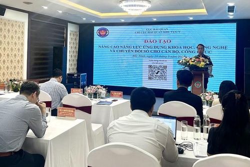 Hải quan khu vực V tập huấn kỹ năng sử dụng AI và công nghệ số cho cán bộ, công chức