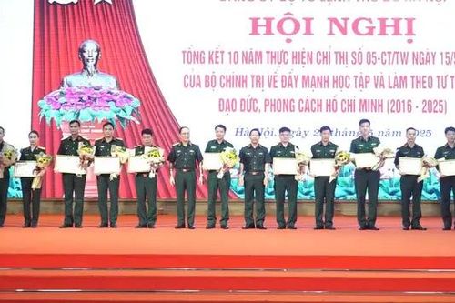 Khen thưởng 38 tập thể, cá nhân thực hiện Chỉ thị số 05