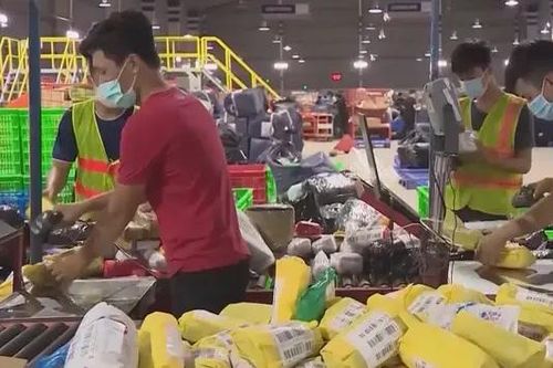 Lo ngại khi miễn thuế nhập khẩu hàng giá trị thấp