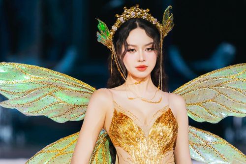 Hoa hậu Thanh Thủy suýt ngã trên sàn diễn, pha xử lý gây bão mạng