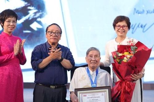 Nhạc sĩ Phạm Tuyên được vinh danh giải Hiệp sĩ Dế Mèn