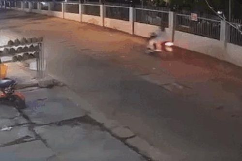 Kinh hoàng cảnh xe ô tô chạy ngược chiều, tông văng hàng loạt xe máy ở Đồng Nai