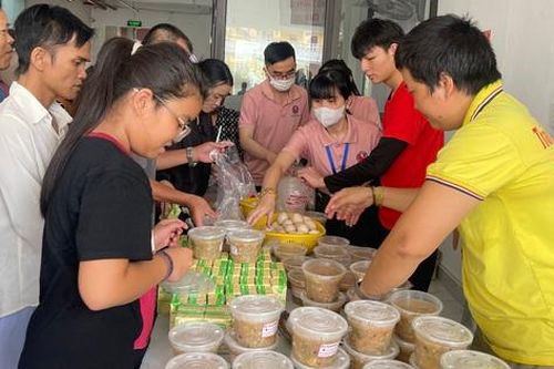 Bát cháo nghĩa tình ấm lòng bệnh nhân nghèo