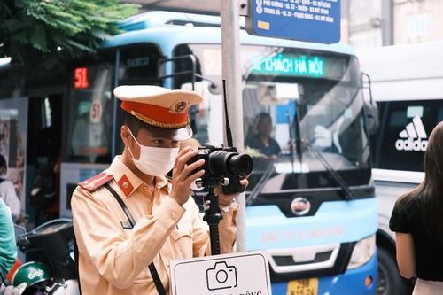 Buổi sáng giờ cao điểm, nhiều người 'giật mình' vì camera lưu động ghi hình phạt nguội