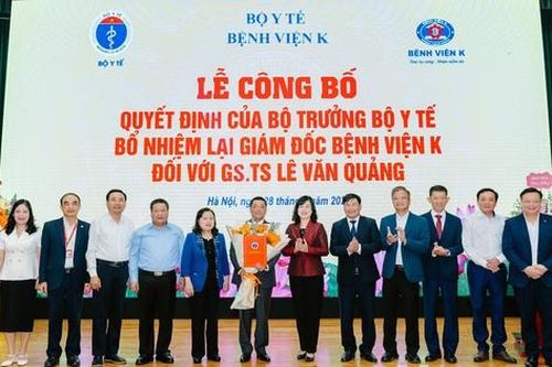 Bộ trưởng Đào Hồng Lan trao quyết định bổ nhiệm lại Giám đốc Bệnh viện K đối với GS.TS Lê Văn Quảng