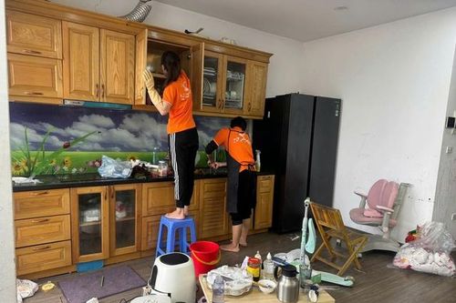 Sống chung với ... người giúp việc