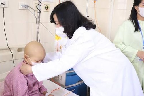 Bộ trưởng Đào Hồng Lan thăm, tặng quà bệnh nhân tại Bệnh viện K nhân dịp Quốc tế Thiếu nhi