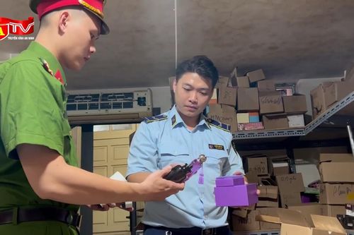 Đột kích kho nước hoa 'hàng hiệu rởm' giữa phố cổ