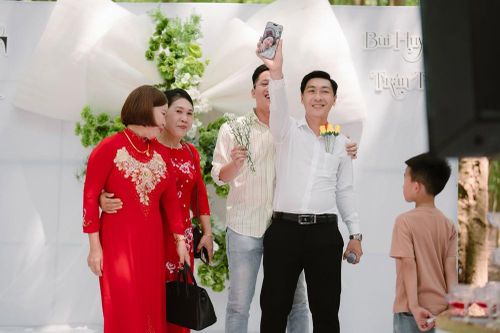 Video ghi lại cảnh đám cưới vắng cô dâu