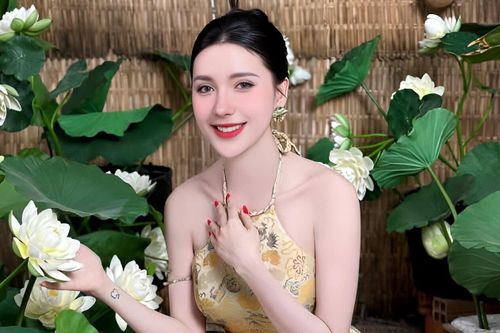 Vấn nạn hàng Dior giả mạo từ bộ đồ ngủ của Ngân Collagen