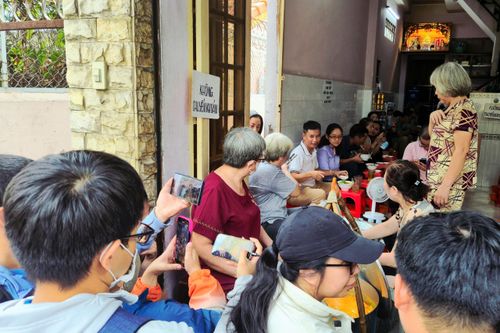 Bánh canh 1 giờ nổi tiếng ở TP.HCM 'vỡ trận' trong ngày bán cuối cùng