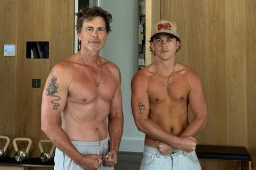 Tài tử Rob Lowe và con trai khoe cơ bắp