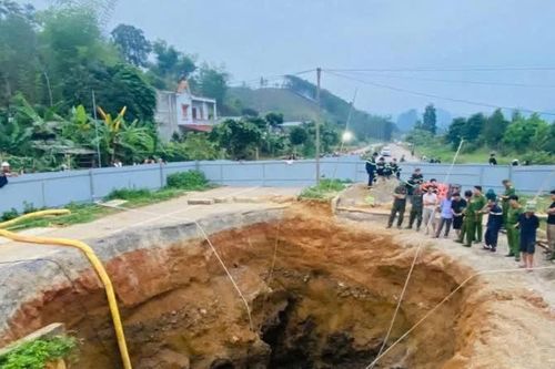 Lý do tạm dừng hút nước tìm kiếm nạn nhân lọt 'hố tự thần'?