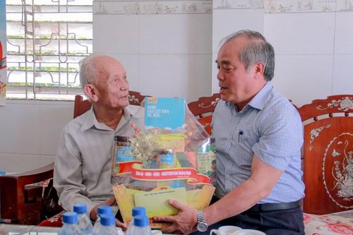 Thăm cựu chiến binh nhân Kỷ niệm 60 năm Ngày Chiến thắng Ba Gia