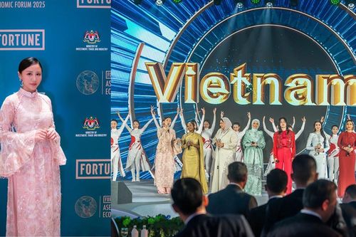 Văn Mai Hương là nghệ sĩ Việt Nam duy nhất biểu diễn tại Malaysia