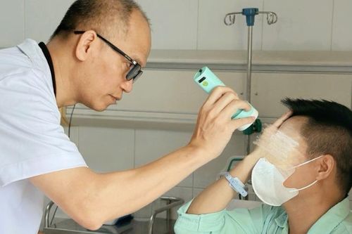 Bệnh nhân nam mất thị lực mắt trái sau khi tiêm chất làm đầy để trẻ hóa