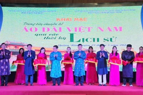 Triển lãm chuyên đề 'Áo dài Việt Nam qua các thời kỳ lịch sử'