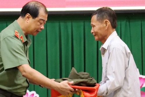 Cục Công tác chính trị thuộc Bộ Công an tiếp nhận kỷ vật liệt sĩ