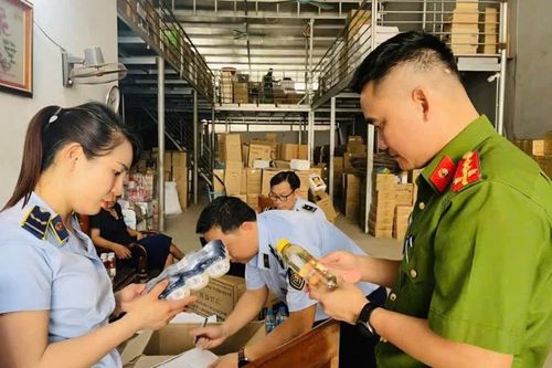 Vĩnh Phúc xử phạt nhiều trường hợp kinh doanh hàng giả, nhiều hộ kinh doanh tại chợ Thổ Tang đóng cửa