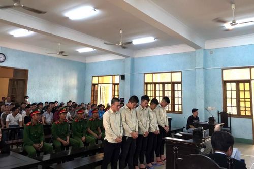 Vác dao đi chém người
