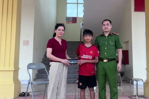 Nam sinh lớp 6 trả lại ví tiền cho người đánh mất