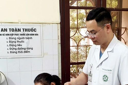Châm cứu, bấm huyệt chữa liệt tay sau ngủ dậy